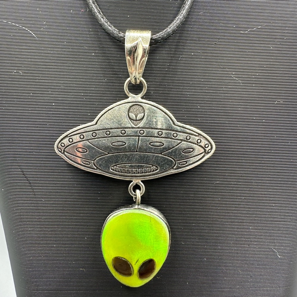 👽 Sterling Silver 925 Green Opal Alien Spaceship 🛸 Necklace Pendant Handmade UFO - Picture 4 of 7